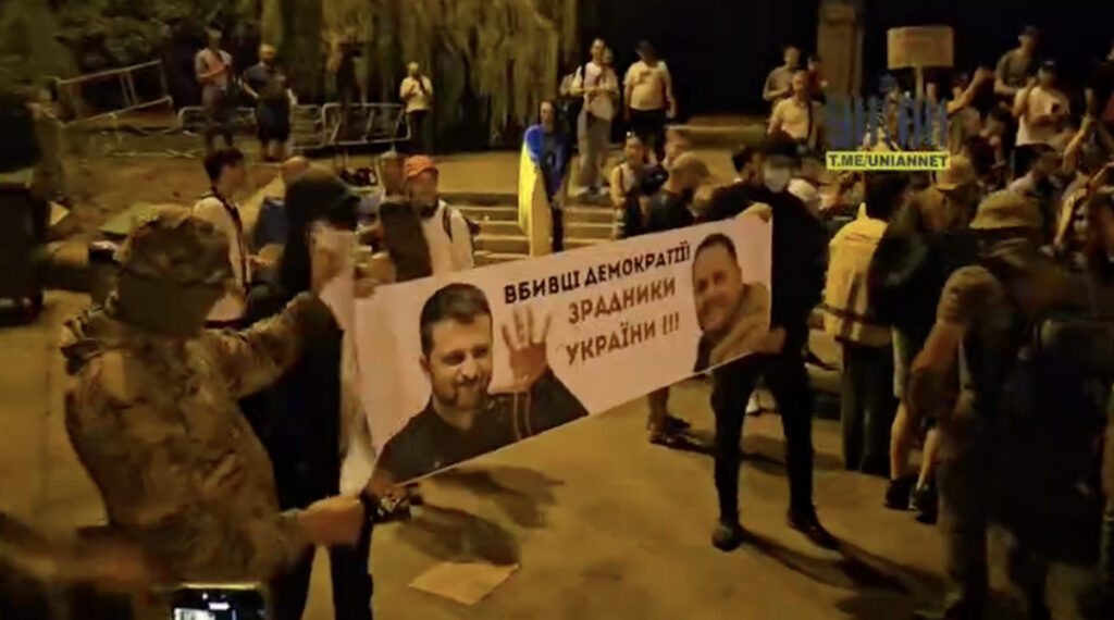 VIDEO: Ukraina meeleavaldustel on plakatitega väljas juba sõjaväelased