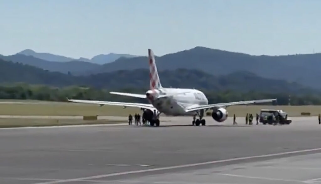 VIDEO: Itaalias imeti inimene lennukimootorisse