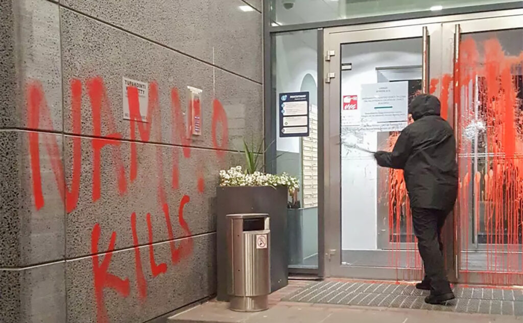 Soomes rünnati sõjatehase esindust