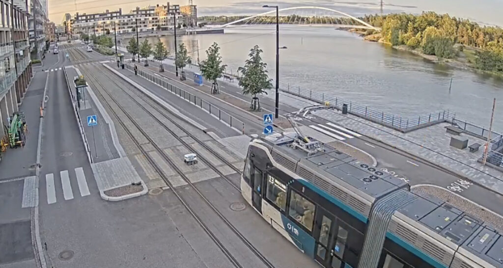 VIDEO: Helsingis jäi pakirobot trammi alla