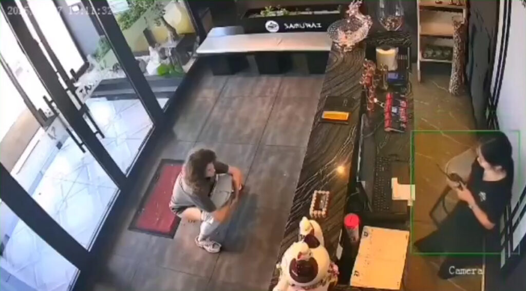 VIDEO: turist tegi kättemaksuks häda restorani vastuvõtulaua ees NB! Nõrganärvilistele mittesoovitav