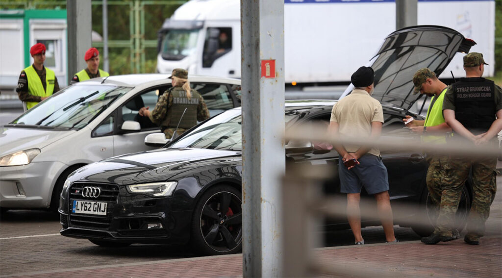 Poola kehtestas Leeduga piirikontrolli – peatatakse põhiliselt sõiduautosid