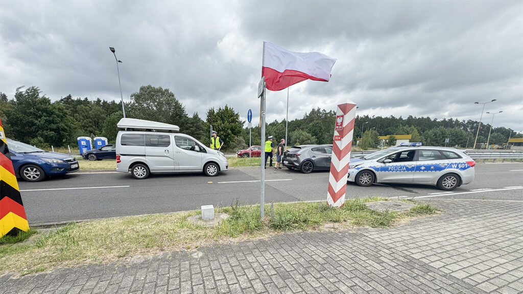 Poola taastab piirikontrolli: reisijatel palutakse varuda aega ja kannatust