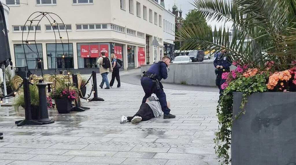 Pealtnägija peatas Soomes kaubanduskeskuse juures pussitaja, enne kui turvamehed kohale jõudsid