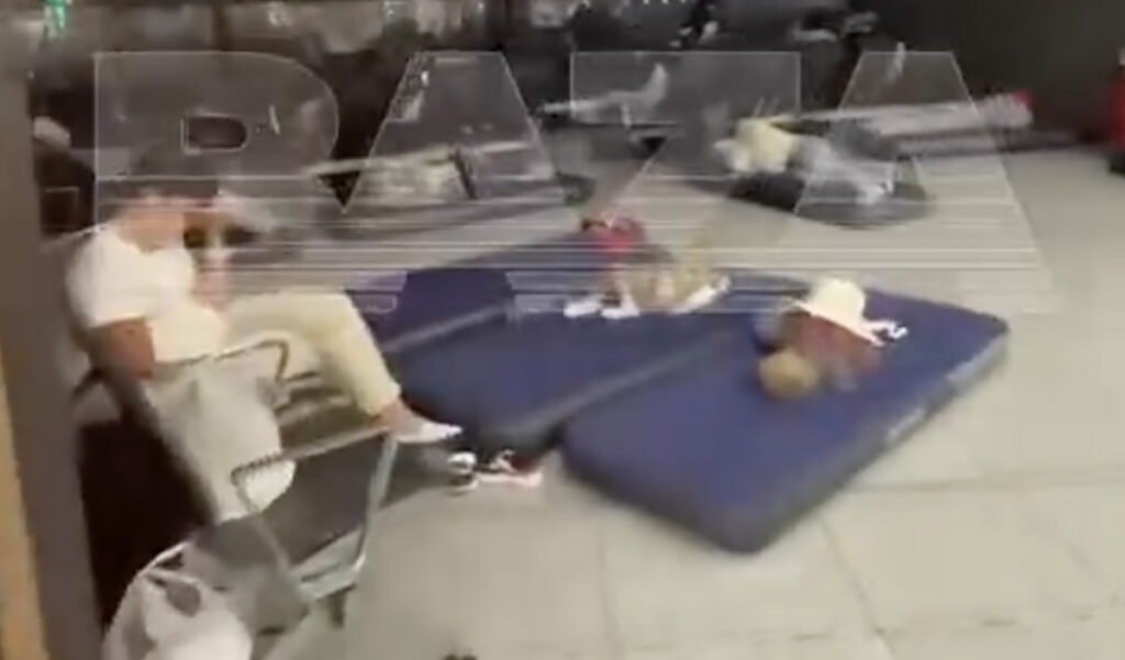VIDEO: Moskva lennujaamas hakati reisijatele jagama madratseid