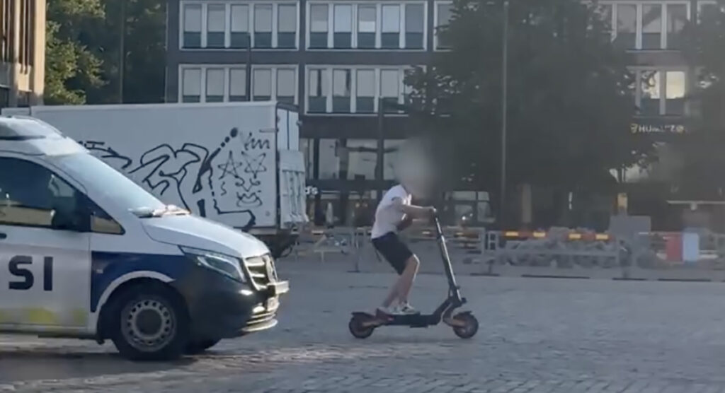 VIDEO: politsei ajas Helsingis tõuksijuhti autoga taga
