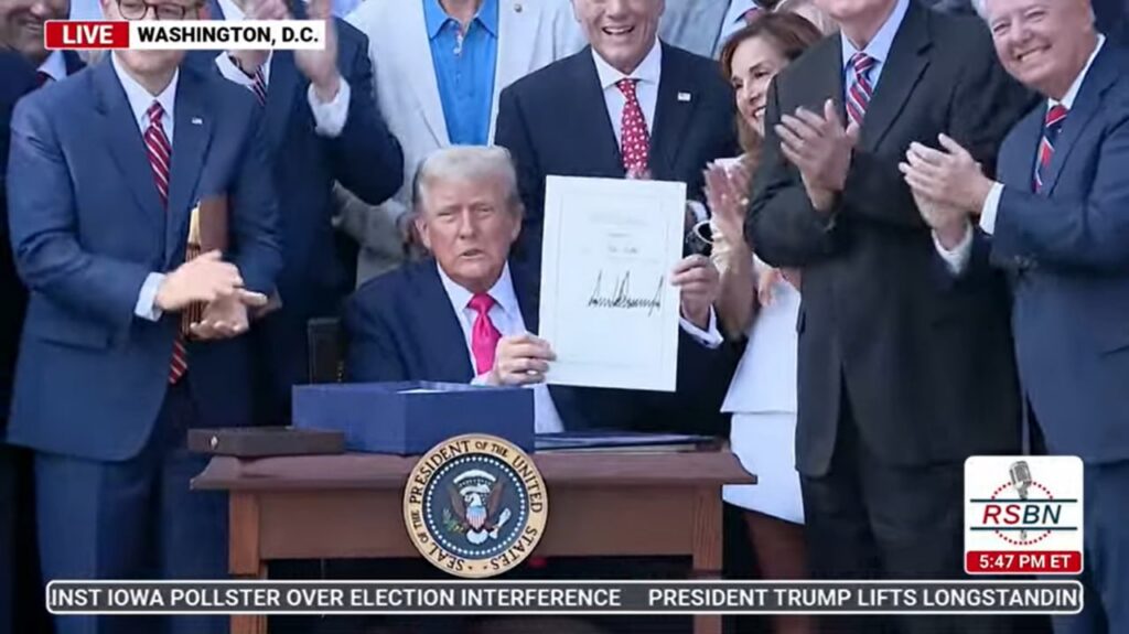 Trump allkirjastas „suure ja ilusa” seaduse