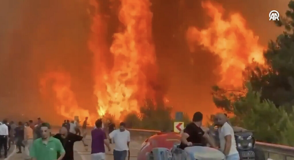 VIDEO: Türgis tõusis temperatuur rekordilise 50,5 kraadini, riigis möllavad tulekahjud