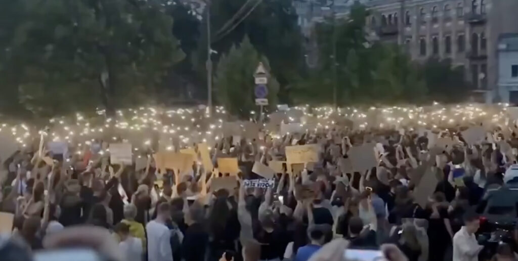 VIDEO: Ukrainas algasid massilised protestimeeleavaldused