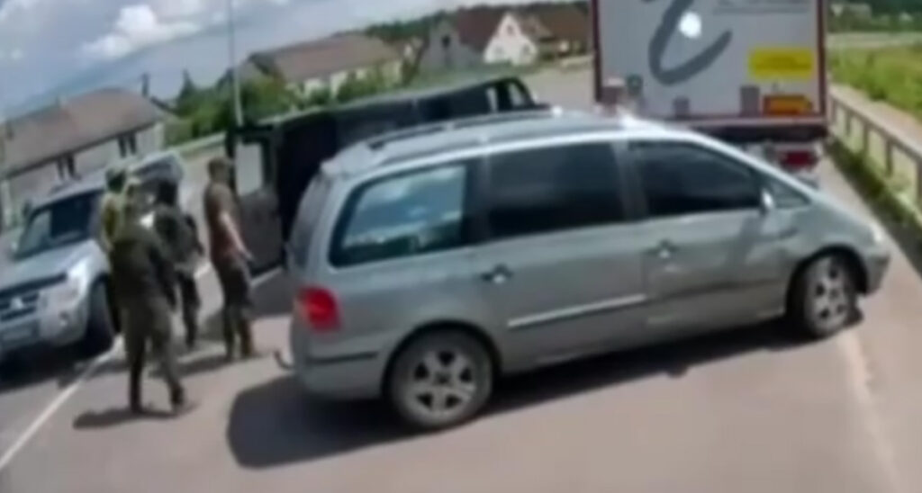 VIDEO: Ukrainas leiutati viis, kuidas värbamisametnike vastu saada