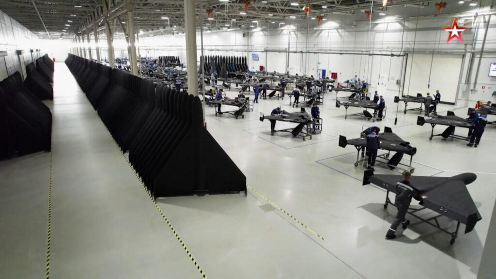 PILDID: unikaalsed kaadrid Vene droonitootmisest