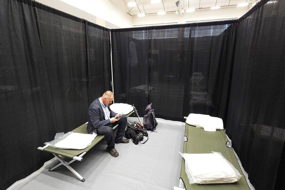 VIDEO: Vene ajakirjanikud majutati USA-s spordisaali välivooditele