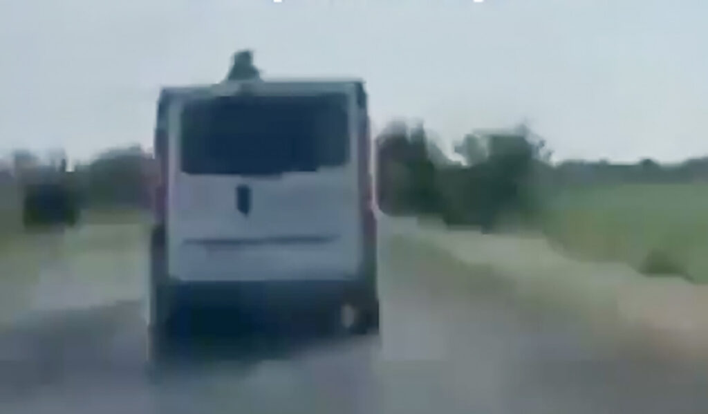 VIDEO: Ukraina naine sõitis sõjaväe värbamisbussi katusel oma mehega kaasa