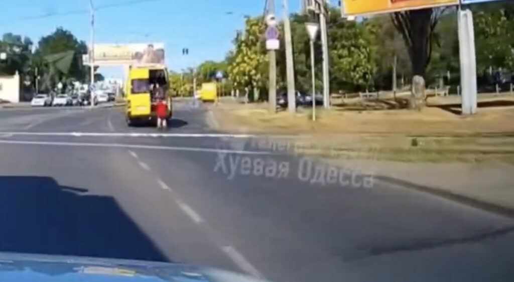 VIDEO: Ukrainas hüppas mees värbamisbussist sõidu ajal välja