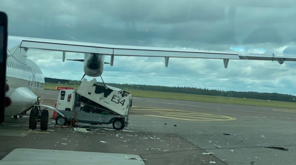 Kohutav õnnetus Helsingi lennuväljal – lennuki propeller tabas teenindussõidukit – reisijad nutsid