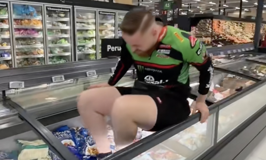 VIDEO: mees hüppas Soomes palava ilmaga poe sügavkülmikusse