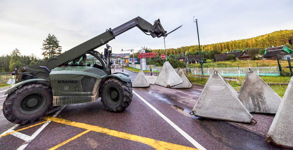 PILDID: Leedus paigaldati draakonihambad ühendusteedele Vene ja Valgevenega