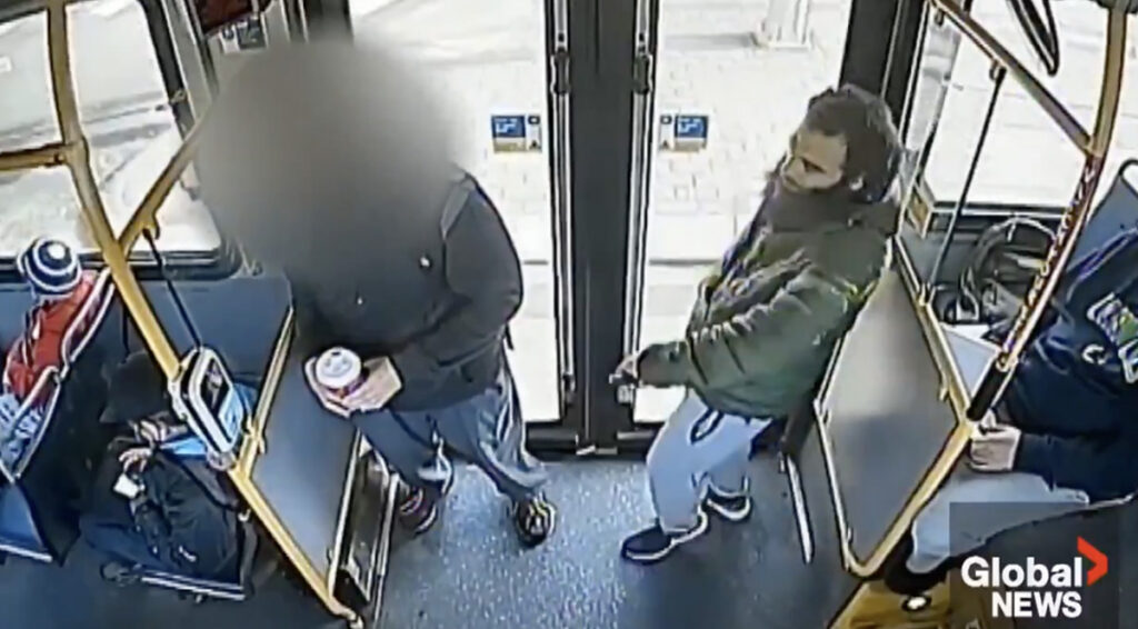 VIDEO: Kanadas lõikas mees bussis teisel kõri läbi pärast küsimust religiooni kohta. NB! Nõrganärvilistele mittesoovitav