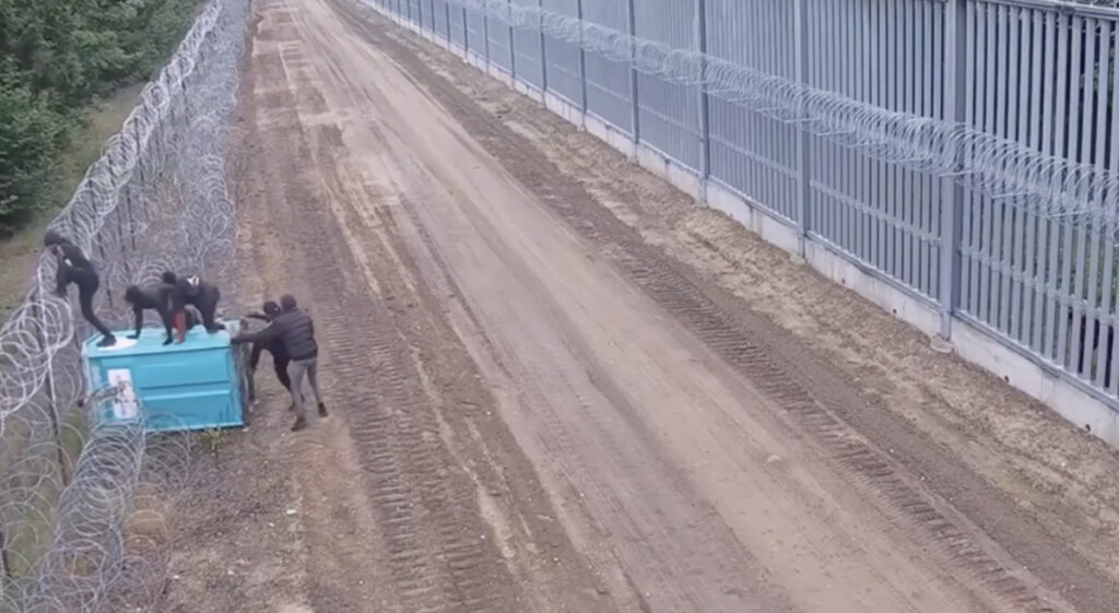 VIDEO: migrandid kasutasid Poola sisenemiseks välikäimlat