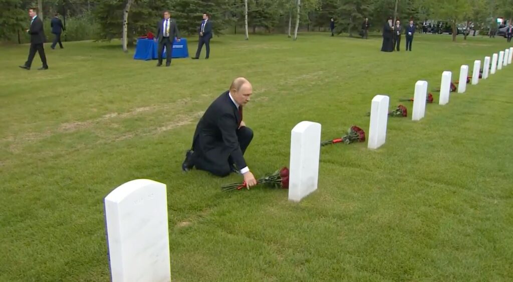 VIDEO: Putin pani pärast Alaska kohtumist lilled USA-s hukkunud nõukogude sõdurite haudadele