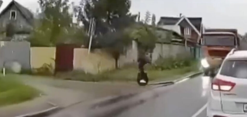 VIDEO: üherattaline sõitis autole ette NB! Nõrganärvilistele mittesoovitav