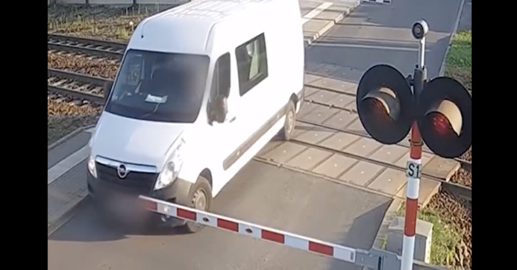 VIDEO: auto jäi raudtee tõkkepuude vahele lõksu