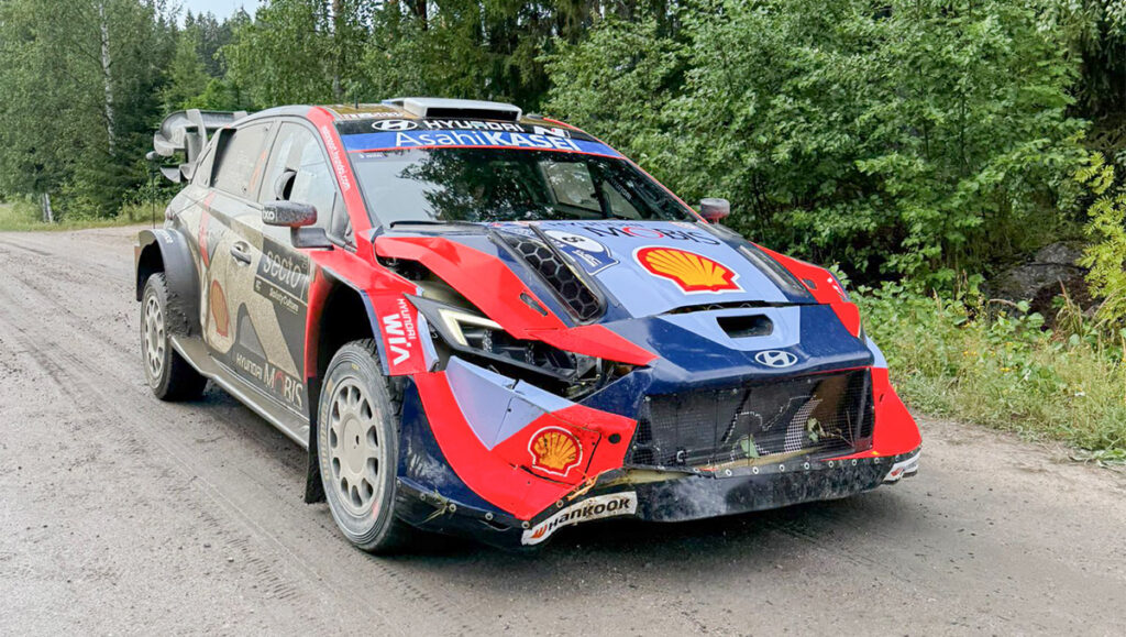 Tänak sõitis Soome rallil vastu puud