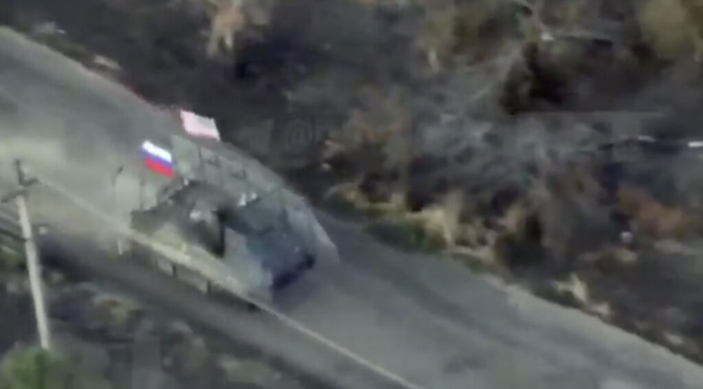 VIDEO: Vene ja USA lippudega varustatud USA soomuk sõjas teel Ukraina vastu