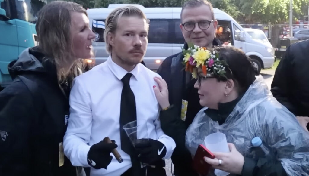 VIDEO: Soome valitsuse liige tuikus kontserdil joobes olekus