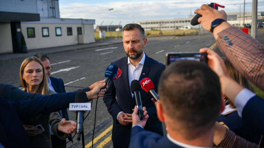 Poola kaitseminister: algas sõjaline operatsioon, inimesed peavad kuulama võimude korraldusi