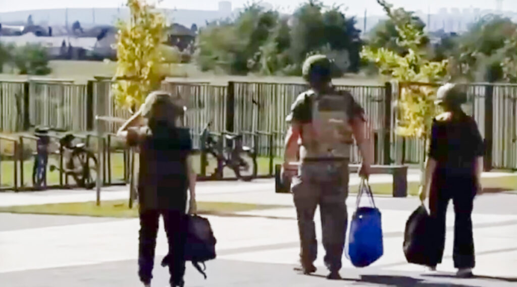 VIDEO: Venemaal käivad lapsed koolis kiivrite ja kuulivestidega