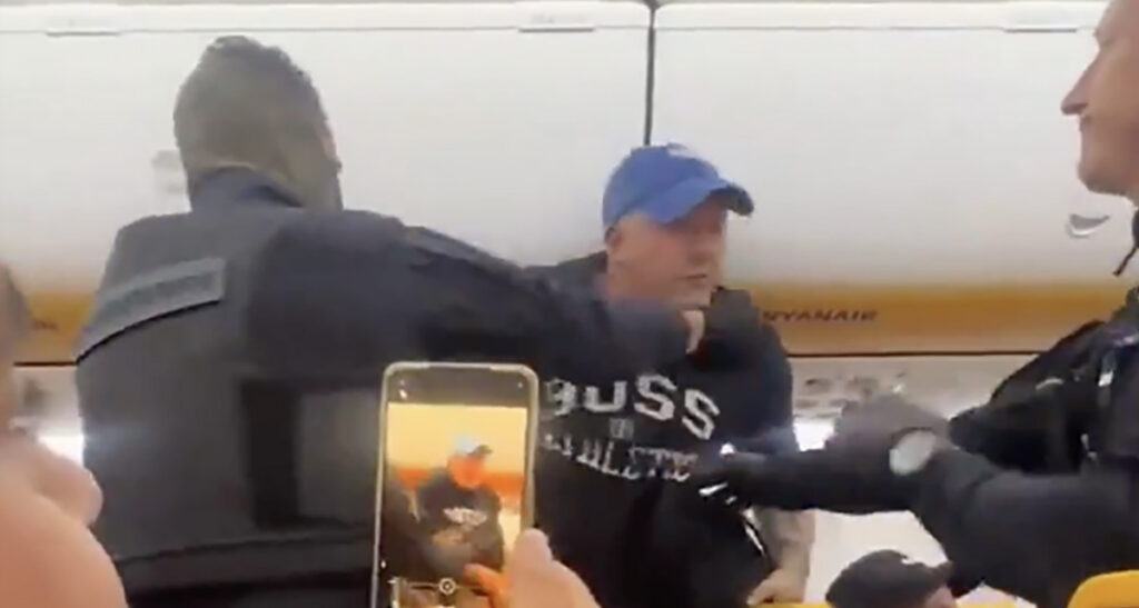 VIDEO: Briti pereisa tõsteti lennukist välja, kuna ta tahtis lennu ajal ust lahti teha