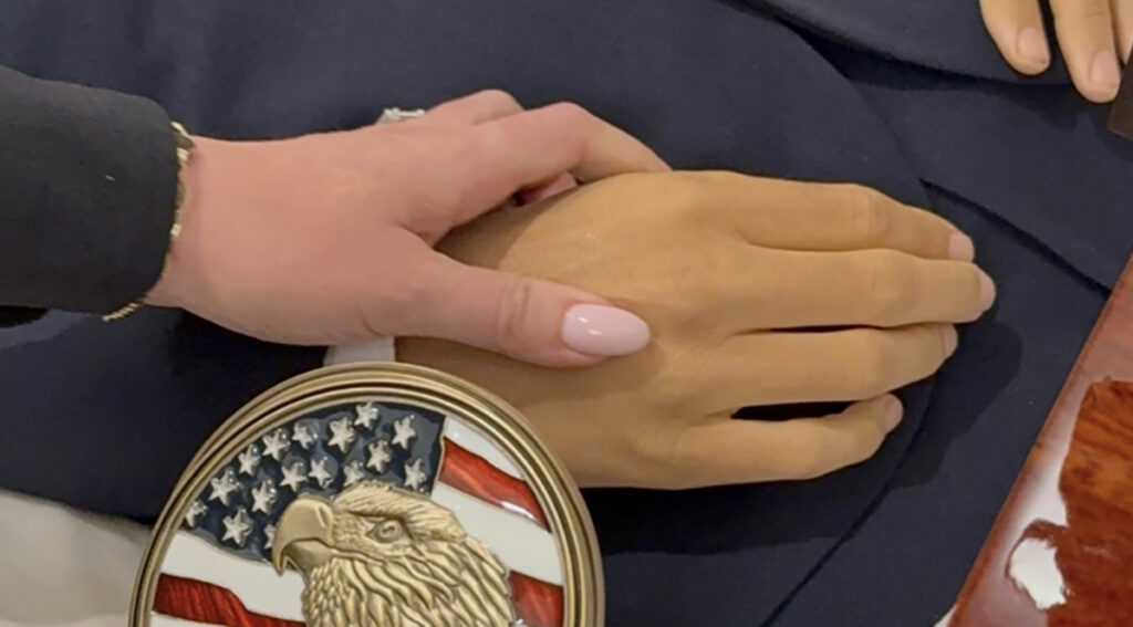 Charlie Kirki lesk avaldas pilte mehe surnukehast. NB! Nõrganärvilistele mittesoovitav