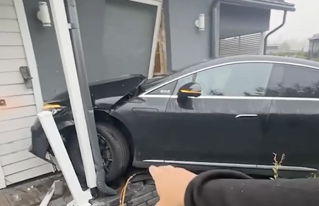 VIDEO: Soomes sõitis Mercedes majja sisse