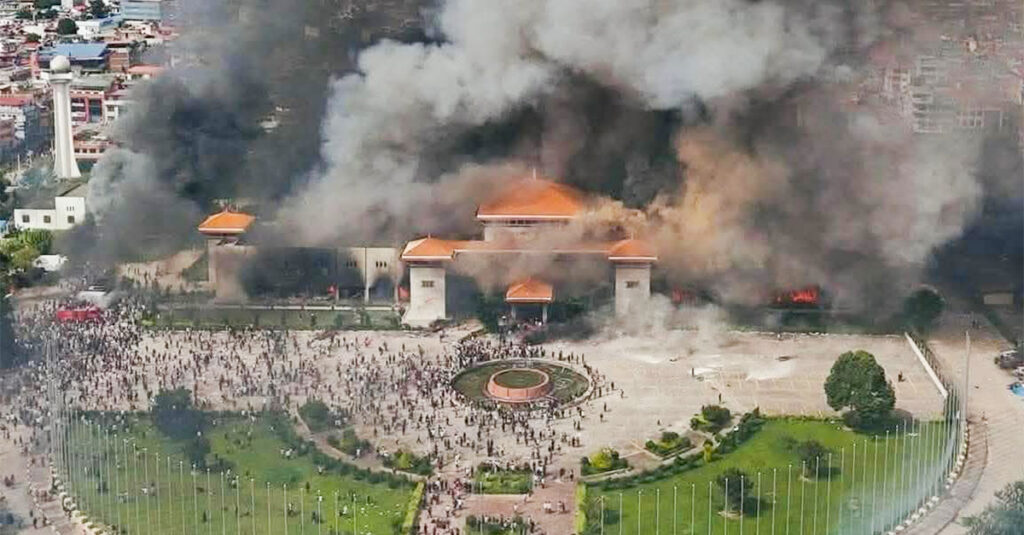 VIDEO: Nepaalis on suur mäss, parlamendi ja presidendi hooned põlevad