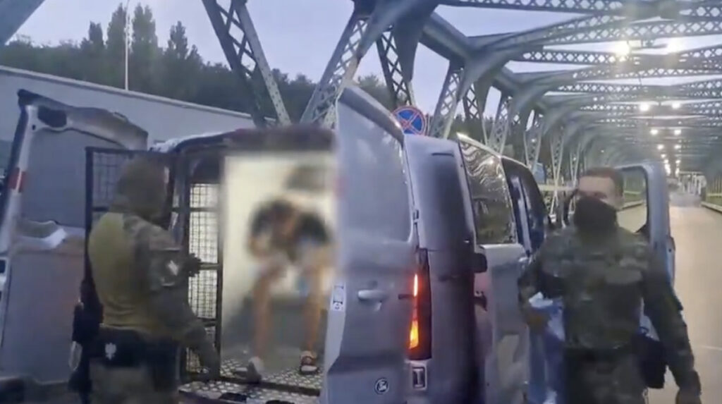 VIDEO: Poola saatis välja Ukraina mehe, kes ähvardas tulekahjusid süüdata