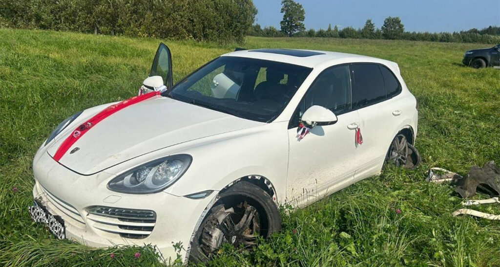 Lätis peeti kinni Eesti kodanik, kes üritas pulma-Porschega migrante sisse vedada