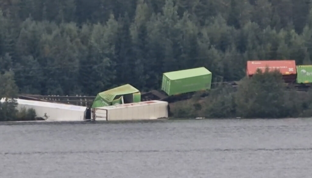 Rootsis sõitis rööbastelt maha laskemoona vedanud rong