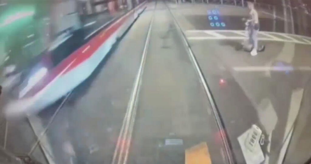 VIDEO: elektritõuksiga sõitnud noormees hukkus trammi rataste all NB! Nõrganärvilistele mittesoovitav