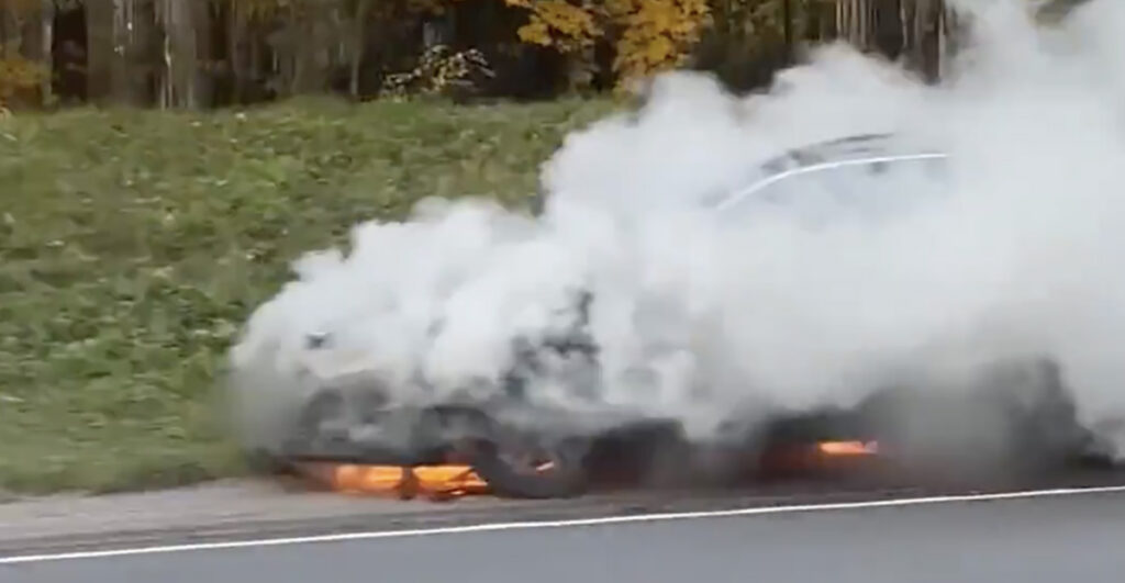 Helsingi ringteel süttis auto põlema