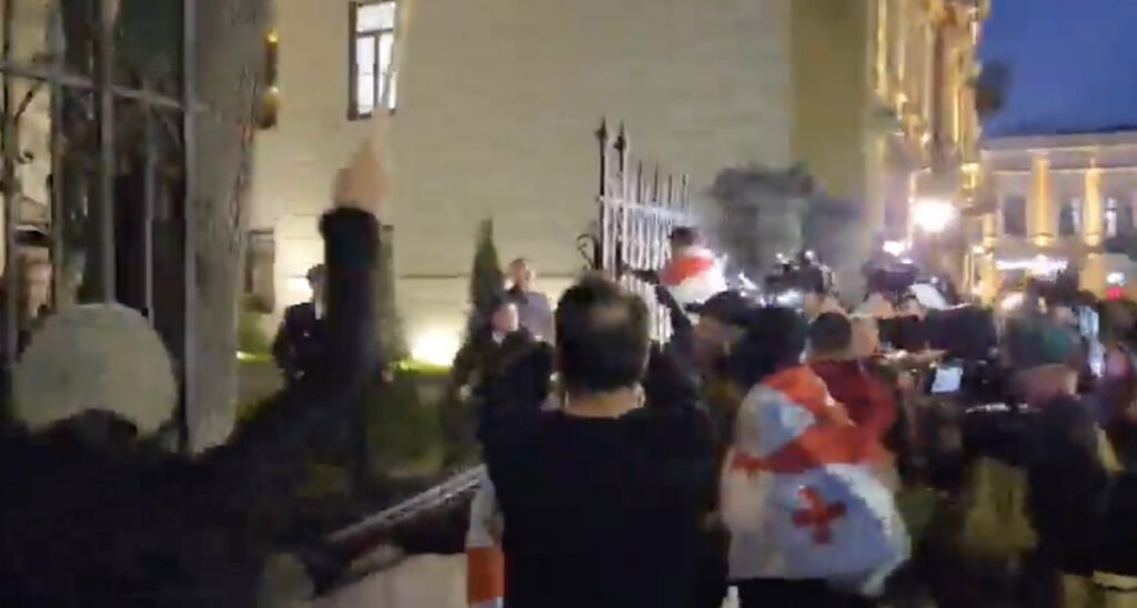 VIDEO: Gruusias algas taas mäsu, rahvas ründab presidendipaleed