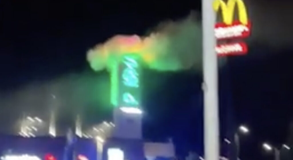 Soome kaubanduskeskuse parklas süttis sinna laadima jäetud elektriauto, keskus suleti