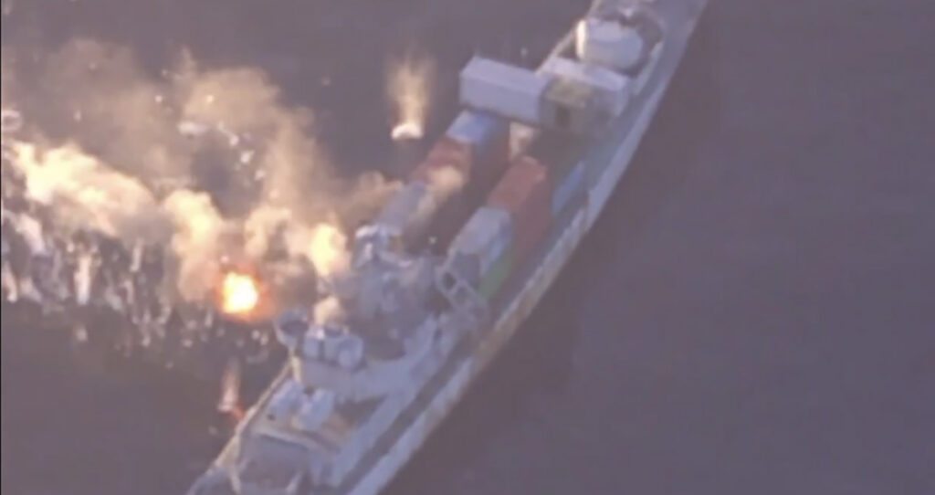 Norra kaitsevägi uputas ranniku lähedal kaks suurt sõjalaeva – kalurid on pahased