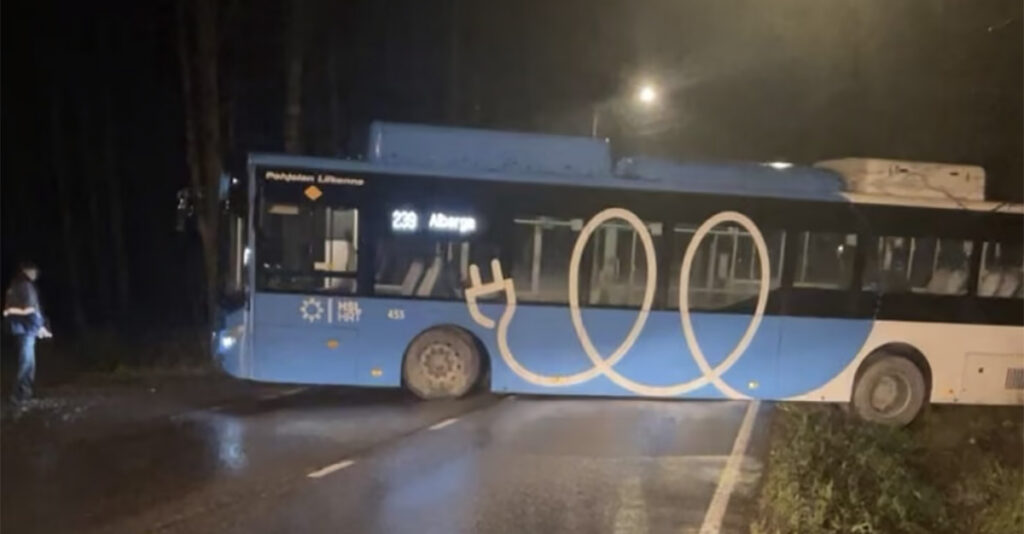 Soomes sõitis liinibuss metsa