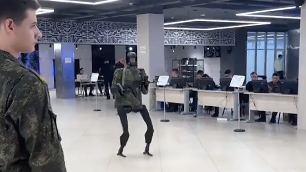 VIDEO: Venemaal esitleti sõjaväerobotit