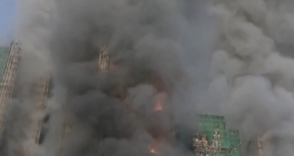 VIDEO: Hongkongis möllab tulekahju, tornmajad on leekides