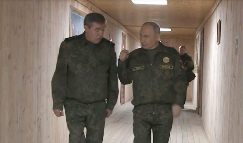 Putinit näidati taas sõjaväevormis