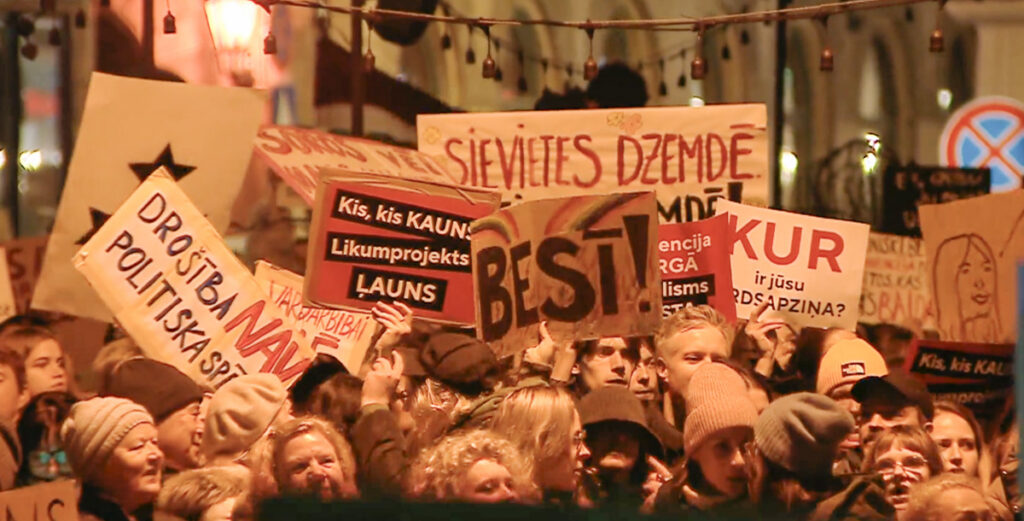 Lätis oli uus massimeeleavaldus- tänavale kogunes üle 10 000 inimese