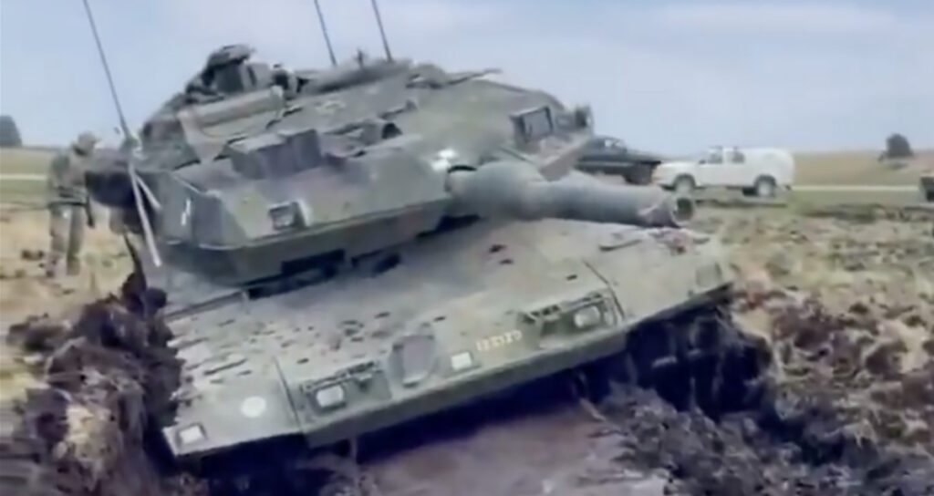 VIDEO: Rootsi tanki võimekuse test pehmel pinnasel