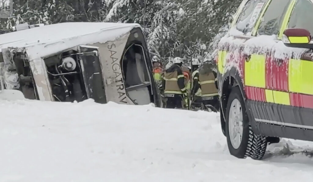 Rootsis sõitis teelt välja kraavi reisibuss, mis oli teel Soome